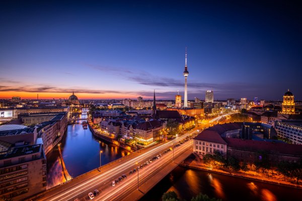 germaniia-berlin-vecher-ogni-podsvetka