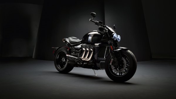 triumph-triumph-rocket-iii-motocycle-dark-background