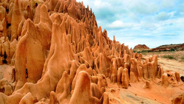 Lock2023-b45 wl tsingyrougemadagascar 1920x1080