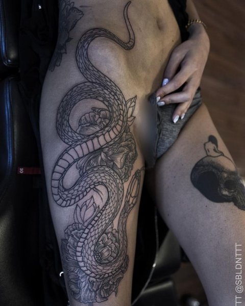 0e43a7162d3362a1cd4b953d19a7368d--snakes-thigh-tattoos