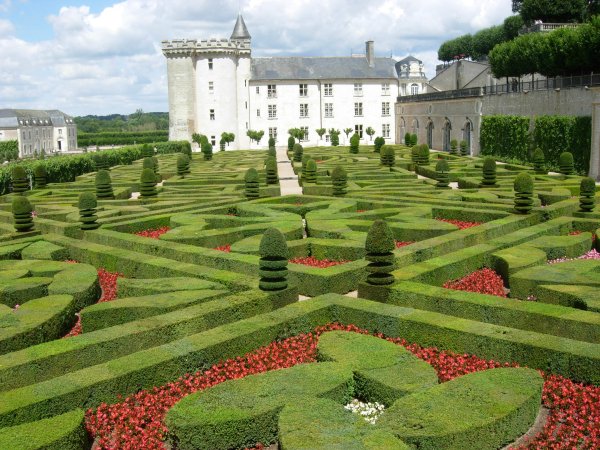 Zamok-sad-rassteniya-vesna