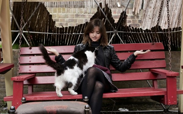 Брюнетка на скамеечке с кошкой