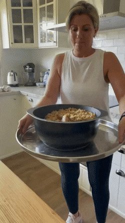 Интересно, сколько дублей было?)