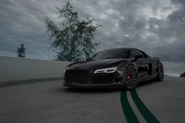 Audi-r8-on-rotiform-qlb-boden