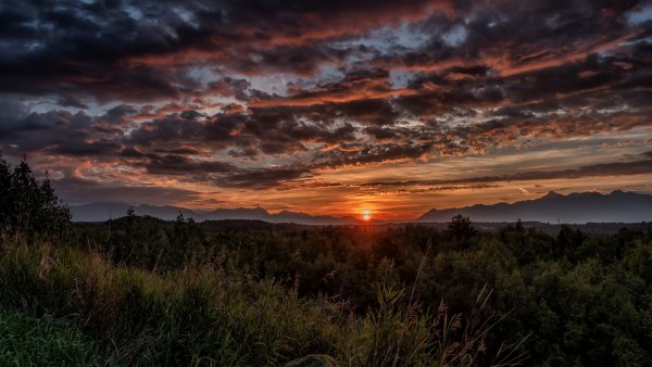 Обои луг трава закат облака горы