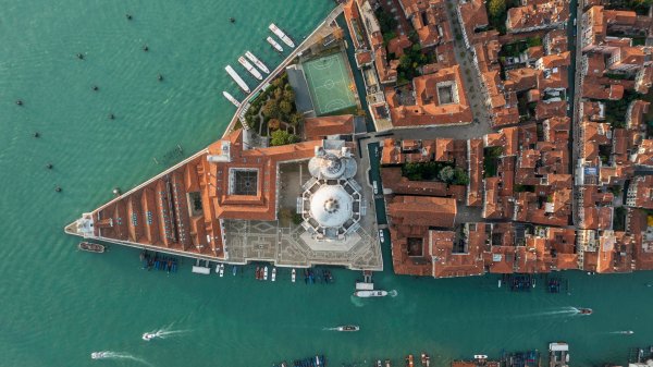 VeniceAerial ROW7352144146 UHD