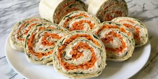Рулетики из лаваша с курицей и морковью по-корейски