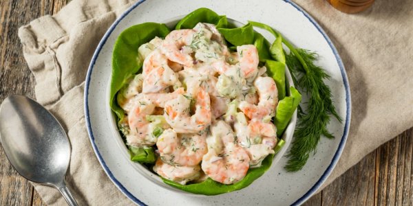 Белковый салат с креветками, яйцами и огурцами