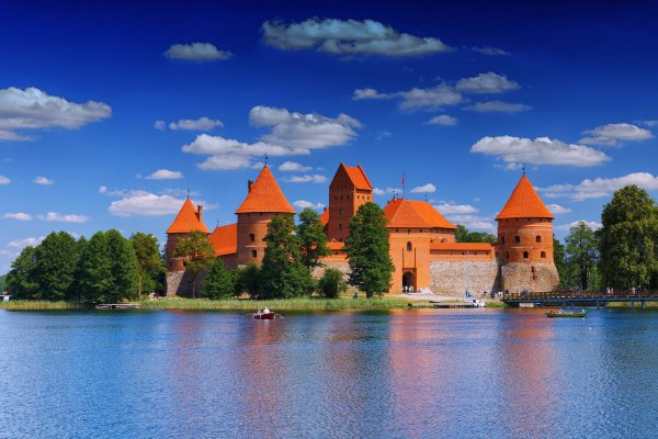 ozero-galve-trakai-litva-zamok-ozero-lodki