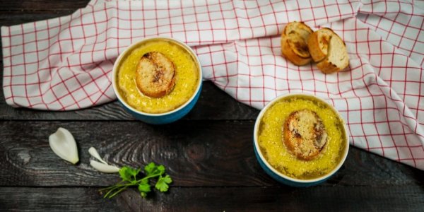 Французский луковый суп с сыром и гренками