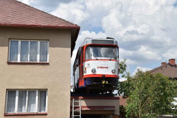 Необычная чешская архитектура. Дом с трамваем