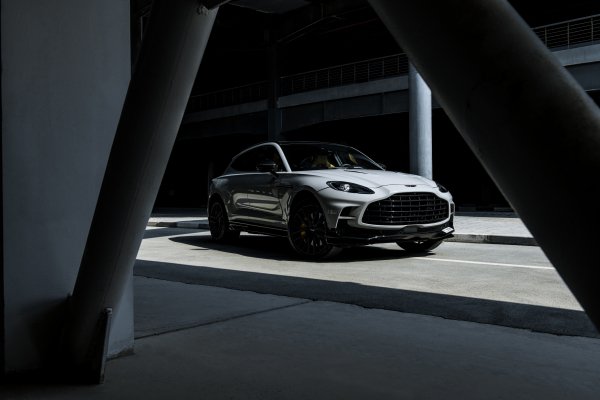 Aston-martin-dbx707