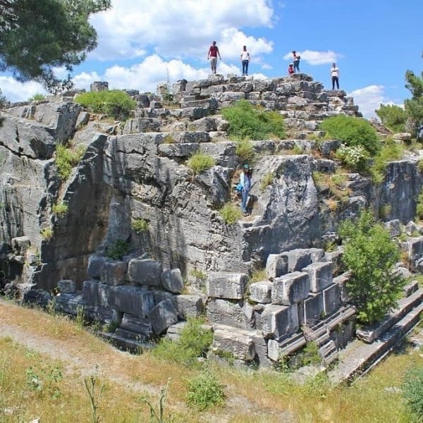 Гигантский кубический мавзолей, Белеви, Турция