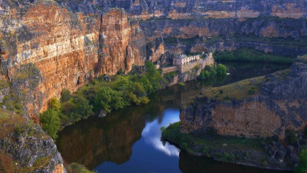 Nuestra-senora-de-la-hoz-ispaniia-reka-duraton-ushchele