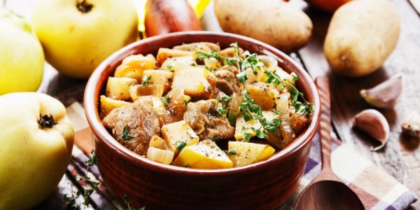 Свинина, запечённая с картофелем и айвой