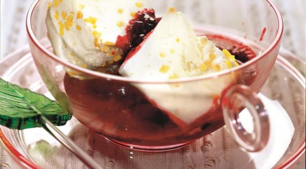 Лимонный семифредо с ягодным соусом