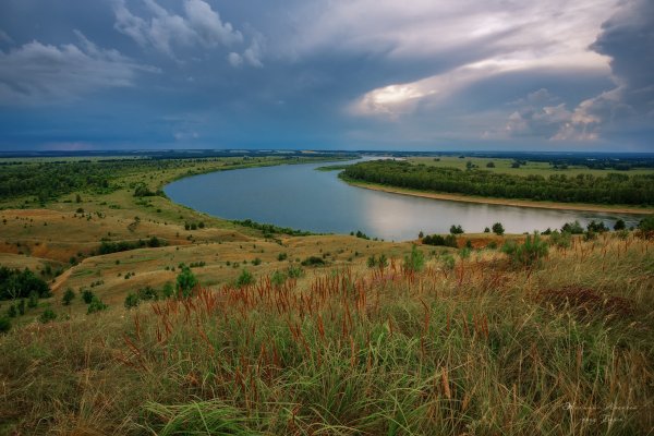Iiulskii-vecher-reka-prostor-trava-oblaka