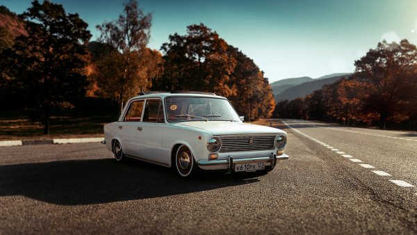Belij avtomobil vaz 2101
