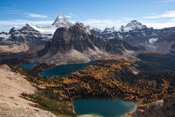 Mount-assiniboine-british-columbia-canada-les-gory-skaly-oze