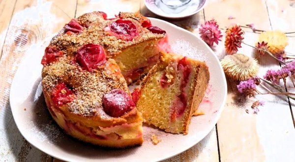 Шарлотка со сливами и штрейзелем