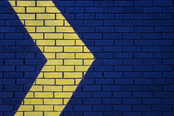 Yellow-blue-brick-wall-arrow-geometry