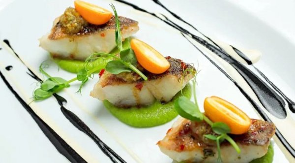 Судак с пюре из зелёного горошка и соусом бербланше