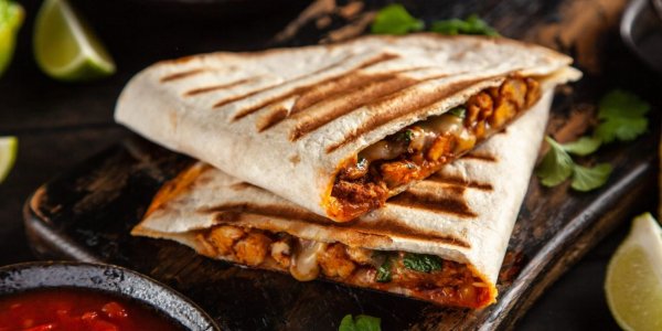 Кесадилья с курицей, сыром и маринованным халапеньо