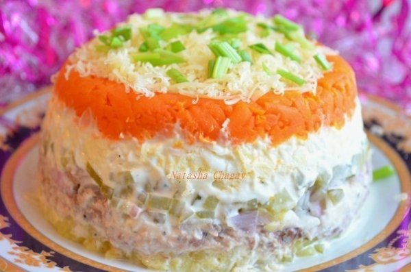 Салат с рыбой и солеными огурчиками