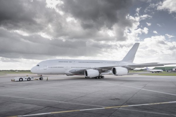 A380 буксируют к ВПП