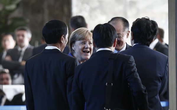 СЕГОДНЯ САММИТ:2дня теракта Фрау и Оланд ржут