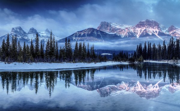 Winter-mountain-lake-spruce