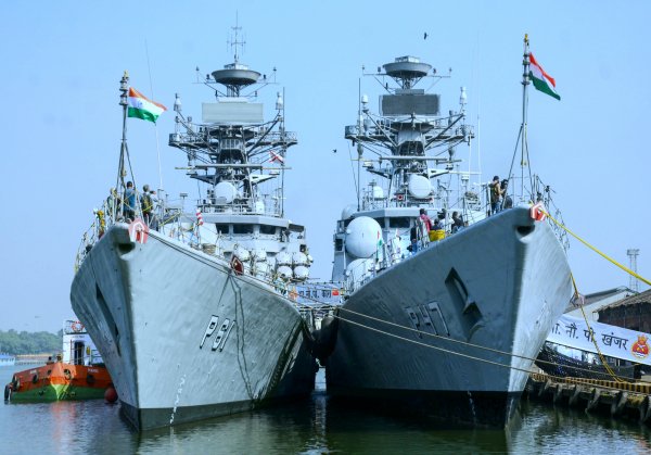 IMG viter59 INS Kora(P61) INS Khanjar(P47)