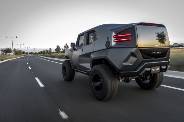 rezvani-2017-tank-v6-vnedorozhnik-doroga