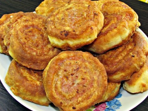 Мясные пончики из творожного теста