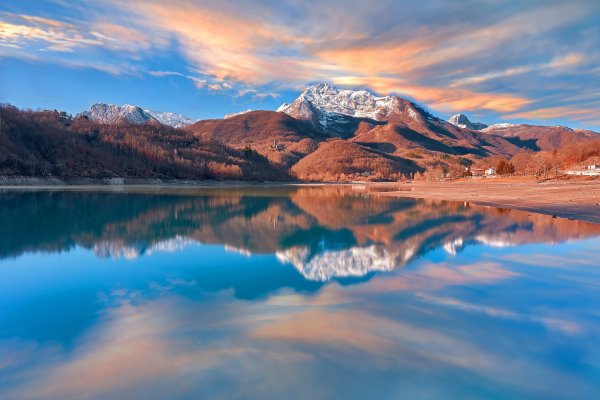 Bereg-nebo-peizazh-priroda-oblaka-gory-otrazhenie-vodoem