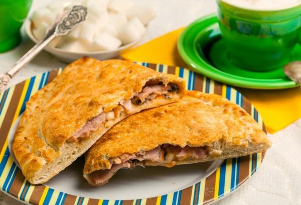 Кальцоне с ветчиной и сыром