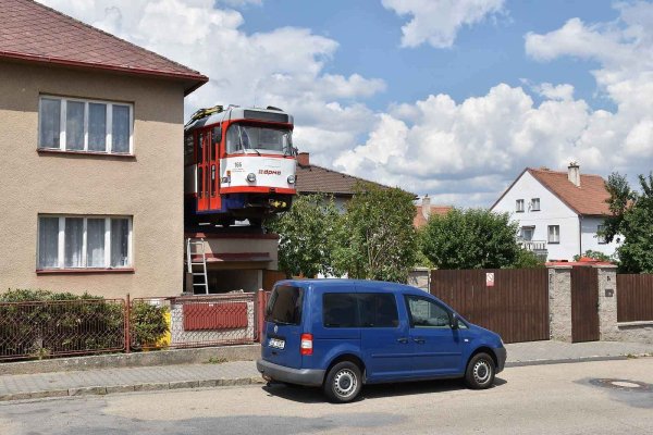 Необычная чешская архитектура. Дом с трамваем