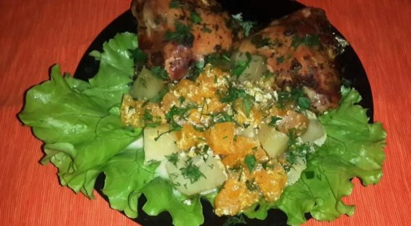Курица, запечённая с тыквой и картофелем