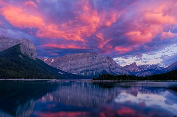 Gory-priroda-vodoem-zakat-oblaka-skaly-les-sirenevyi-peizazh