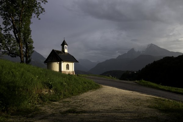 Peizazh-gory-priroda-dorozhki-germaniia-alpy-chasovnia-berch