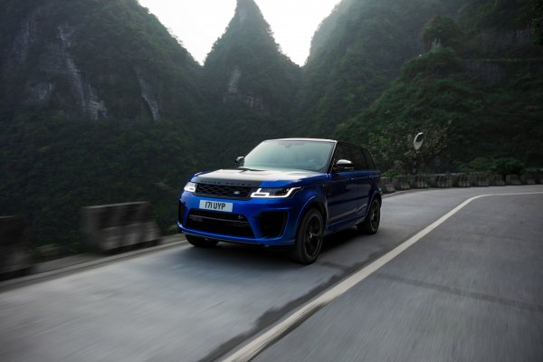 Land-rover-range-rover-sport-svr-2018-gory-chiorno-sinii-ran