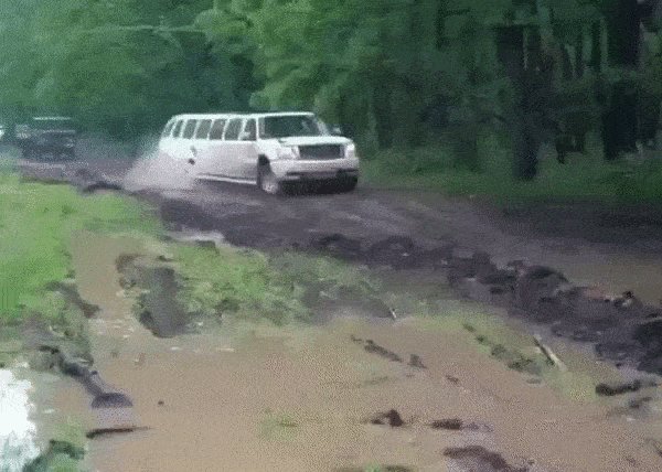 - В ЗАГС опаздываем! - Спокойно! Я знаю короткую дорогу!