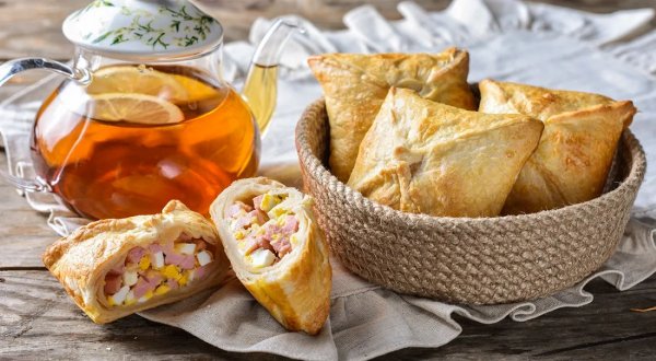 Конвертики из слоеного теста с колбасой и сыром