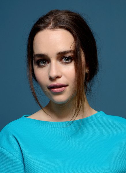 Celeber-ru-Emilia-Clarke-Don-Hemingway-T