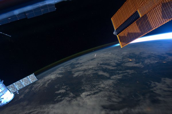 Mks-meteor-perseidy-zemlya