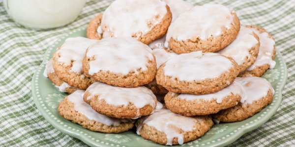 Домашнее печенье из овсяных хлопьев с изюмом и глазурью