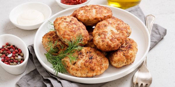 Куриные котлеты, приготовленные в аэрогриле