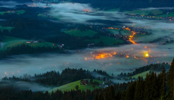 Austria-lesa-polia-derevia-tuman-doma-ogni-vecher