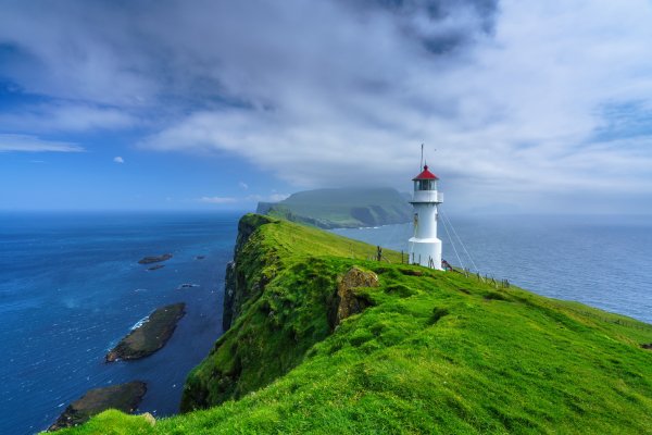 maiak-okean-ostrova-holmur-lighthouse-mykines-faroe-islands