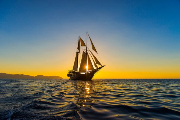 Utro-solntse-korabl-parusnik-bereg-more